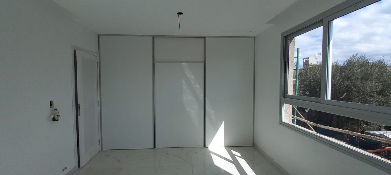 Ropero minimalista de dos puertas con compartimientos de almacenamiento