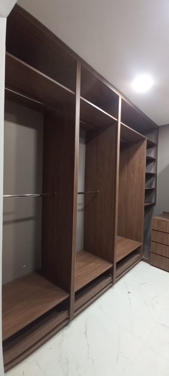 Ropero modular con estantes y cajoneras integradas